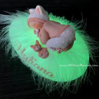 Piedra multicolor personalizada con bebé de fimo disfrazado de gato y peluche en miniatura, vista desde arriba, luz nocturna encendida