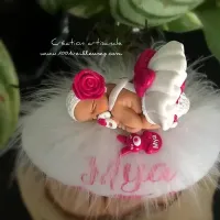 Lámpara nocturna LED personalizada apagada en forma de galet con una niña esculpida a mano y personalizable con el nombre del niño