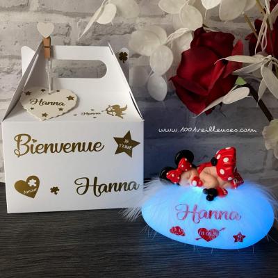 veilleuse de nuit personnalisée en forme de galet lumineux avec un bébé fille sur le thème de Minnie, avec une boite cadeau personnalisée, vue de face