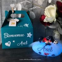 Veilleuse de nuit personnalisée en forme de galet lumineux avec un bébé garçon sur le thème de l'équipe de football PSG, avec une boîte cadeau personnalisée, vue de face