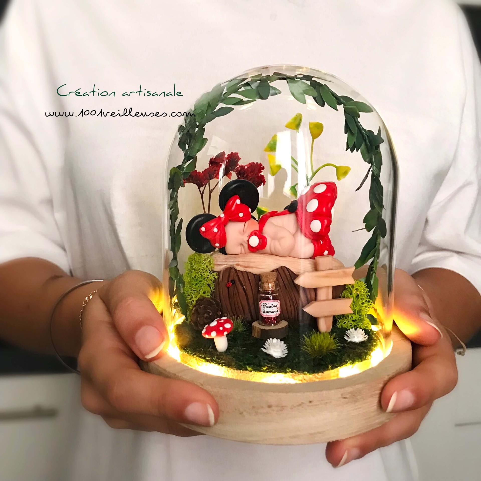 Lámpara nocturna de hada encantada con el bebé Minnie en su jardín en miniatura personalizado