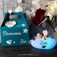 cadeau naissance artisanal - veilleuse bébé fille avec sa robe chocolat - personnalisable avec le prénom, vendue dans une boite cadeau