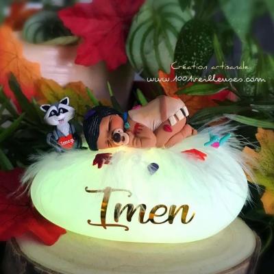 Lit nightlight with a handmade baby, dressed in Pocahontas colors, personalized with the name